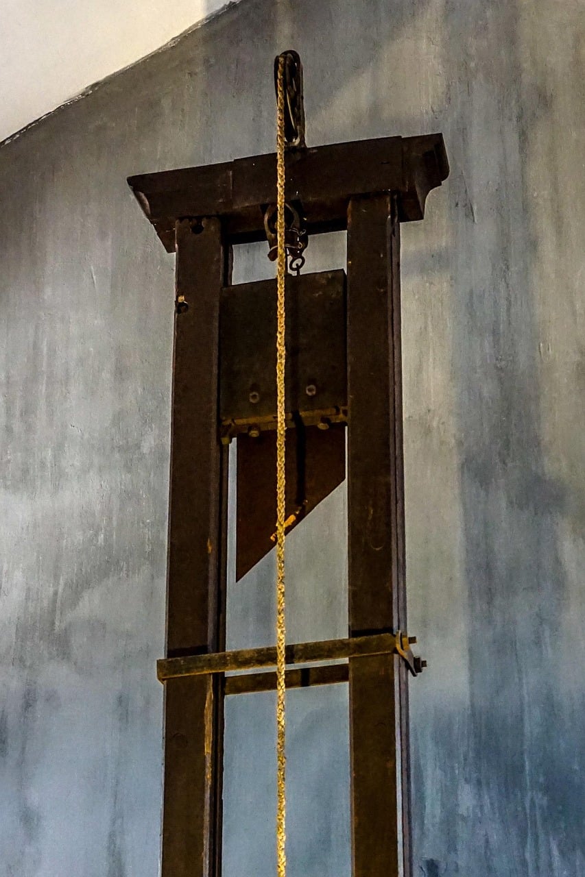 guillotine, prison, prisoner, torture, jail, captive,